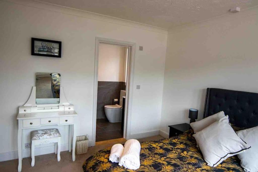 1 Bedroom Self Contained Apartment In Christchurch Winkton Buitenkant foto