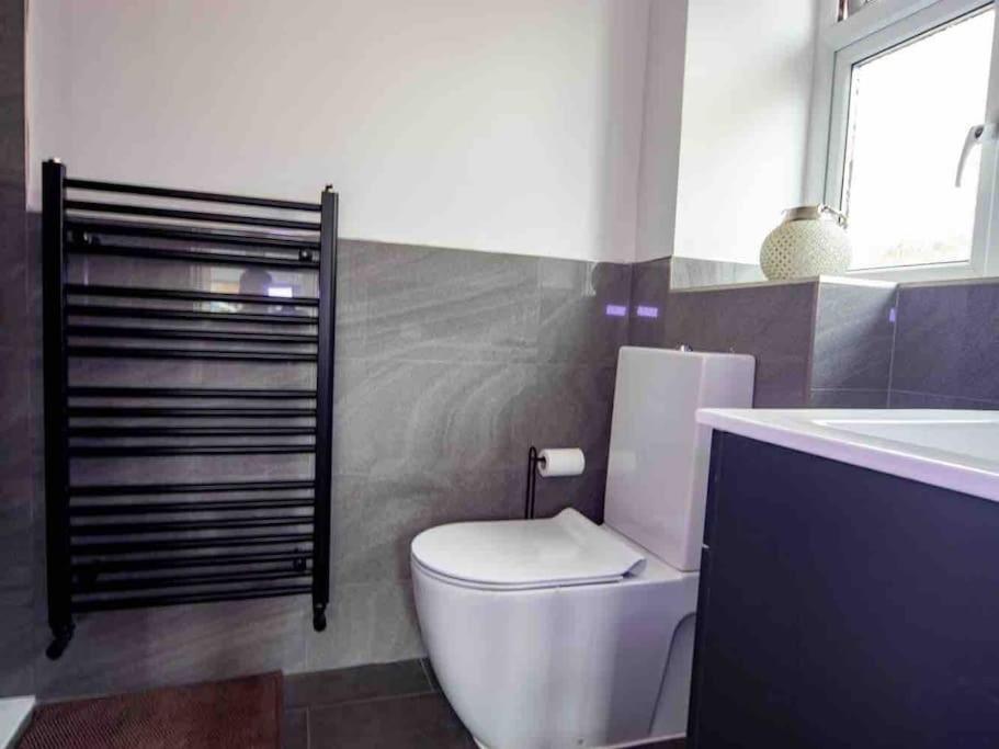 1 Bedroom Self Contained Apartment In Christchurch Winkton Buitenkant foto