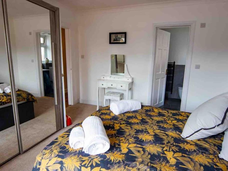 1 Bedroom Self Contained Apartment In Christchurch Winkton Buitenkant foto
