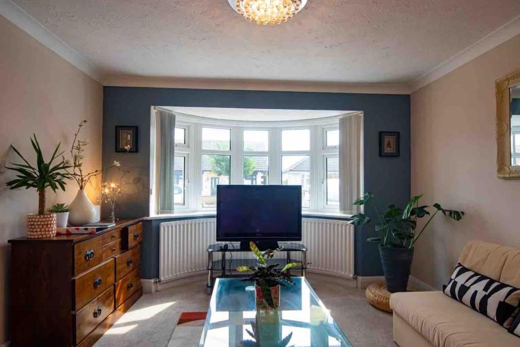 1 Bedroom Self Contained Apartment In Christchurch Winkton Buitenkant foto